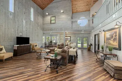 Image de Beautiful 6 Bedroom Pool Side Lodge