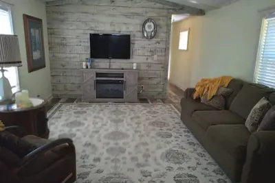 Image de Cozy nestled in quiet neighborhood. On snowmobile and Atv trail.