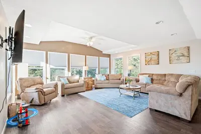Image de Centrally Located~3 Floors~Private Dock~Sleeps 16~ Waterfront-Lots of Outdoor Space- Lilly Pad