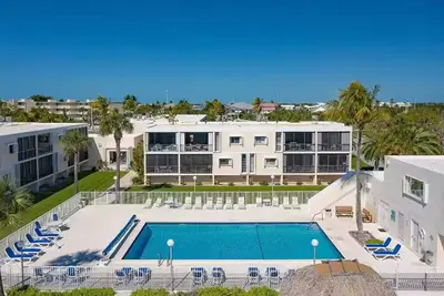 Image de Updated 2/2 Condo on the Ocean with Private Beach and Pool