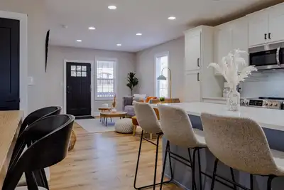 Image de The Cozy Chic WeCo Spot | 3 minutes to Downtown | Steps to WeCo Riverwalk