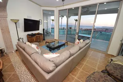Ground Floor 3 bed 3 bath Steps to Pool and Beach