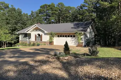 Image de Beautiful 3/2 home situated in the woods near Lake Balboa