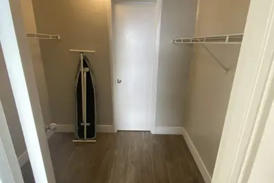 Image de 1 Bed one bath with sleeper sofa large living room.