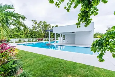 Image de Spacious Two-Bedroom Townhouse in Gated Community - 5 min drive to the beach! \n