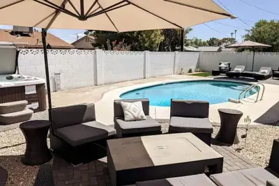 Image de Modernized home w/pool, hot tub, fire pit, golf. Nearby hiking and close to all!