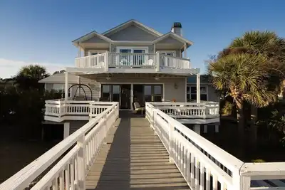 Image de Flexible booking! Oceanfront, 5 bedrooms w/ 4 ensuite, spacious, & beach items.