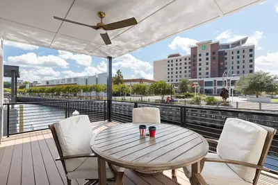 Image de Luxe at The Cove - Luxury Houseboat