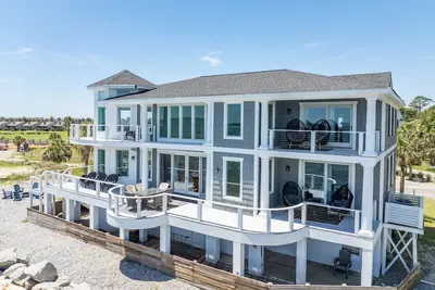 Image de Luxe on the Ocean w/ limo cart, firepit, paddle boards, pingpong, bikes, pets ok