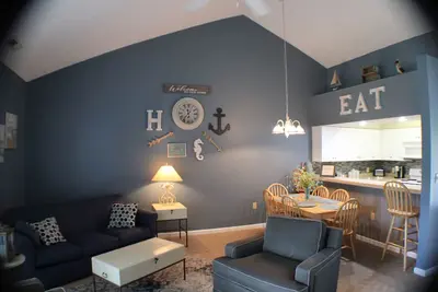 Image de Comforts of Home Sweet Home! Close to Beaches!