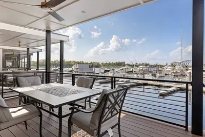 Image de The Cove - Houseboat Oasis