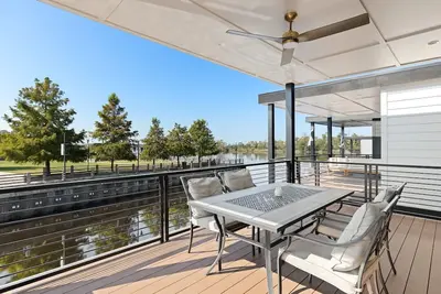 Image de The Cove - Houseboat Tranquility