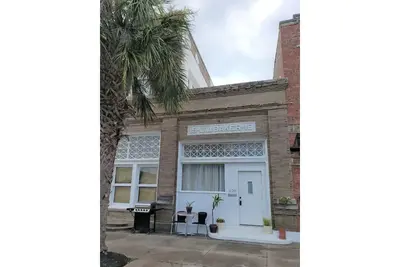 Historical Townhome located in Downtown Freeport