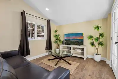 Image de Jaybird Lodge - Walk to Lake & Village, Fireplace, Ac