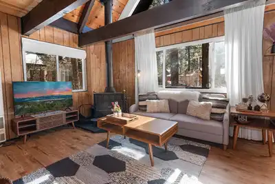 Image de Bearadise - Modern, Fireplace, Fenced Yard, Deck