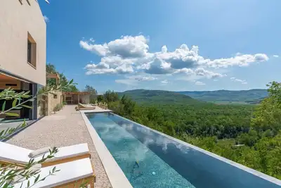 Image de Luxurious 4-Br villa for up to 8 with pool and spa