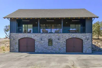 Image de Beautiful modern farmhouse on a working vineyard