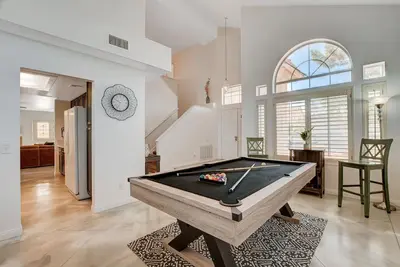 Image de 10 minutes to the Strip! Close to Airport with Pool Table