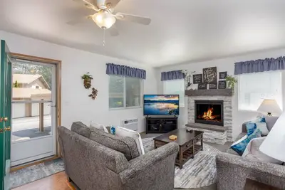 Image de 4 Beds, Walk to Downtown, Free Parking, Pet Friendly, Grnd Flr