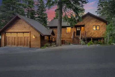 Image de The Treehouse: Hot Tub, New Remodel, Ev Charger, 3 King Beds, 2 En Suites