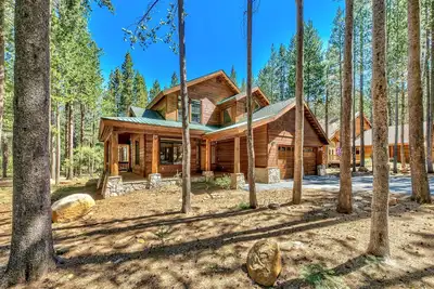Image de Backyard Golf, 9 Beds, Foosball, Fireplace, Beautiful Location
