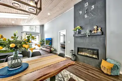 Image de Private Hot Tub, Arcade Game, Remodeled Designer Home, Single Level