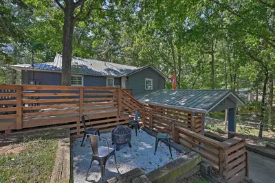 Image de Chic House w/ Private Dock on Lake Hartwell!