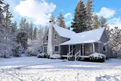 Image de Cozy restored farmhouse on the river! Hot tub, wildlife and trails to explore!