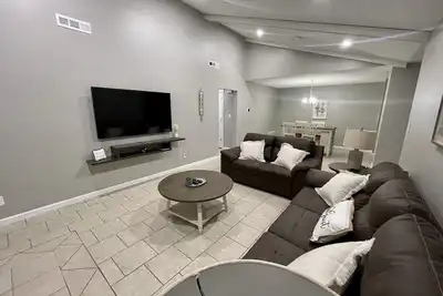 Image de Renovated cozy and clean house near UofA