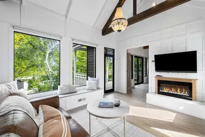 Image de Luxury villa - a stones throw from the lake