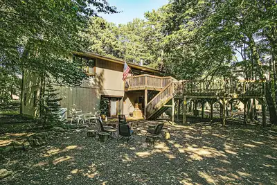 Image de 5 bedroom home w/ hot tub, fire pit, & lake access!