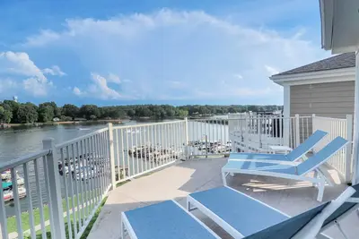 Image de Top Shelf by SoCharm | Luxury Penthouse - Restaurants, Community Pool, Massage, and More!
