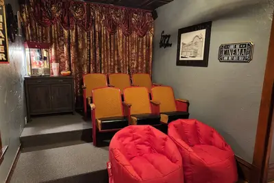 The Bluebell Manor - Home theater- Walk to Downtown