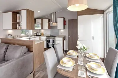 Image de Spacious and luxurious 12ft-wide caravan with one double and two twin.