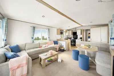 Image de Stylish and modern 12ft-wide caravan with one double two one twin.