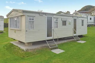 Image de Spacious 12ft wide caravan with one double and one twin.