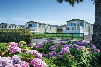 Image de 3 chambres à coucher à Holywell Bay