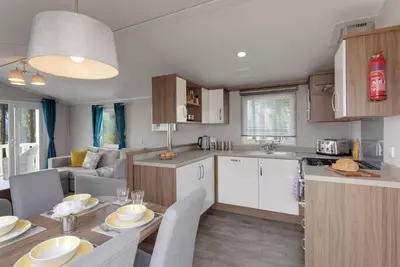 Image de Spacious and luxurious 12ft-wide caravan with one double and one twin bedroom.