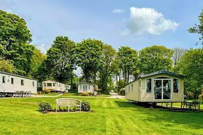 Image de Luxury modern and spacious 12ft-wide caravan with one double and two twin.