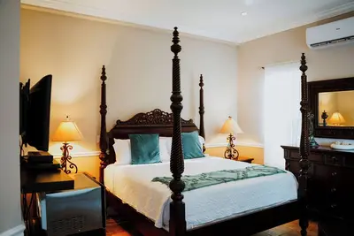 Image de Lake and Pool Front-Grand Cayman's Award-Winning Shangri-La B&B-Cayman Palm Room