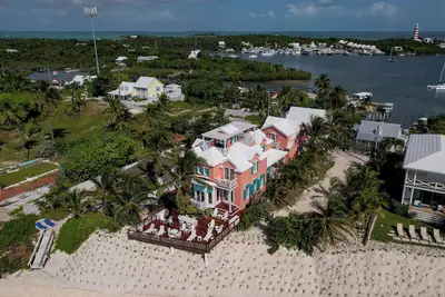 Image de Welcome to Coral Reef House: Your Beachfront Oasis in Hope Town