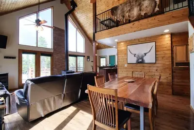 Image de 3br Cabin Escape - Fenced Yard, Jacuzzi, Pets Ok