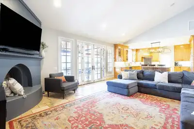 Image de Spacious 4-bedroom family home with pool – Located in Valley Village.
