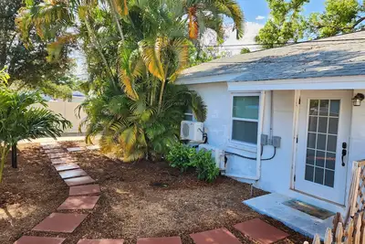 Image de Welcome to The Pink Flamingo! Cozy Private House w\/Fenced in Yard
