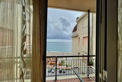 Image de Maison de vacances Casa Conchiglia avec vue sur la mer et balcon.