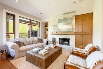 Image de Luxury Whistler Village 4br-Sleeps 8, Hot Tub, Patio +Bbq, Near Valley Trail!