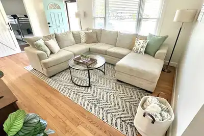 Image de Mid-town family home 5mi to Beach, river walk 1mi to Uncw, golf course and parks