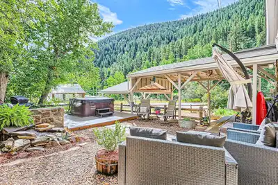 Image de ✨Mountain Escape ~With Hot Tub Near Mt Blue Sky✨