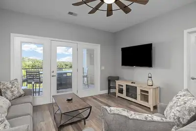 Image de Gorgeous 3 Bedroom Lakefront Condo