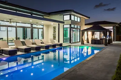 Image de 2022 Mansion 7000 sf\/Pool\/Gameroom\/Theater